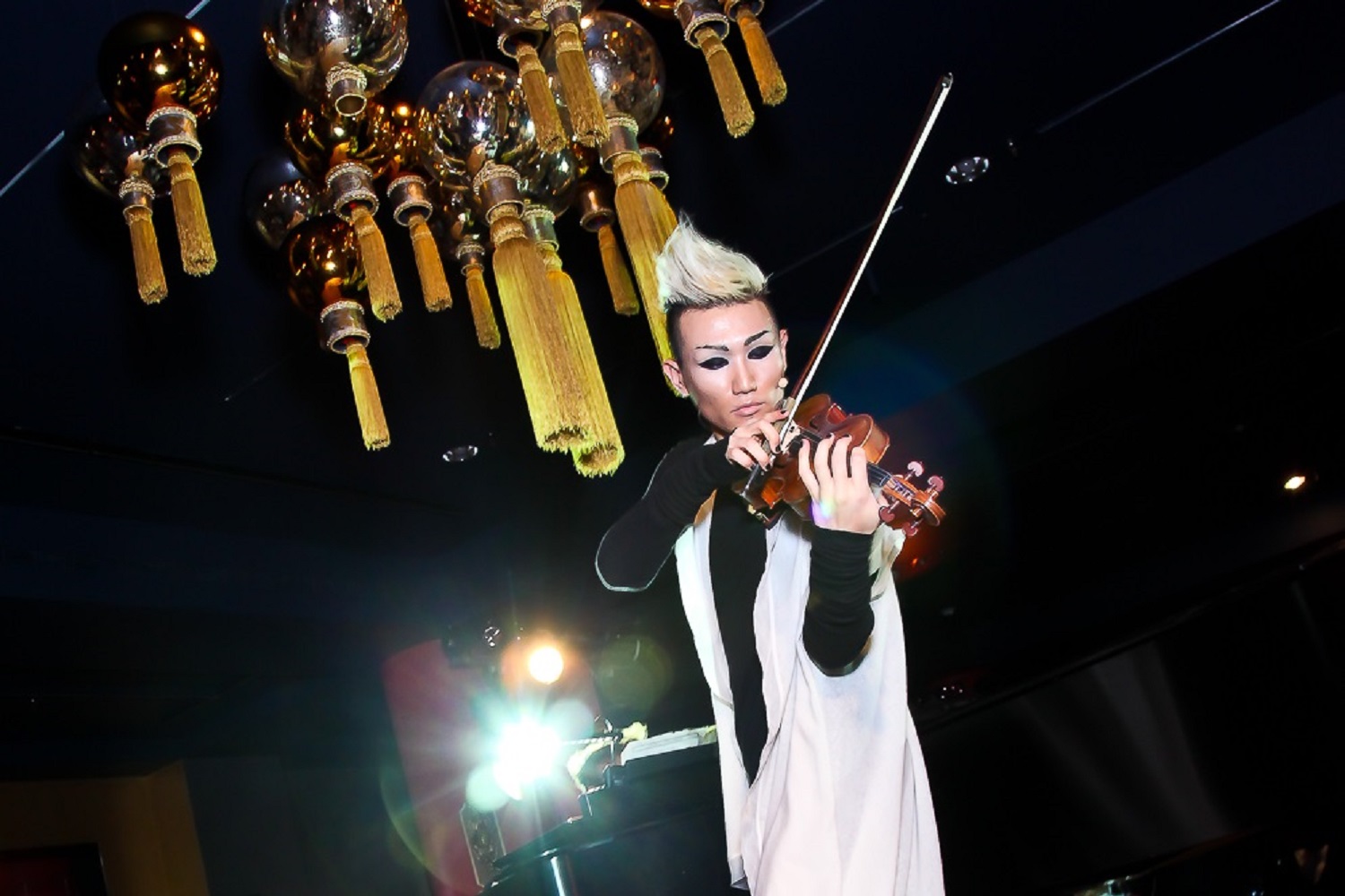 Musician Hahn-Bin performs after dinner for Gala patrons (Tony Powell)