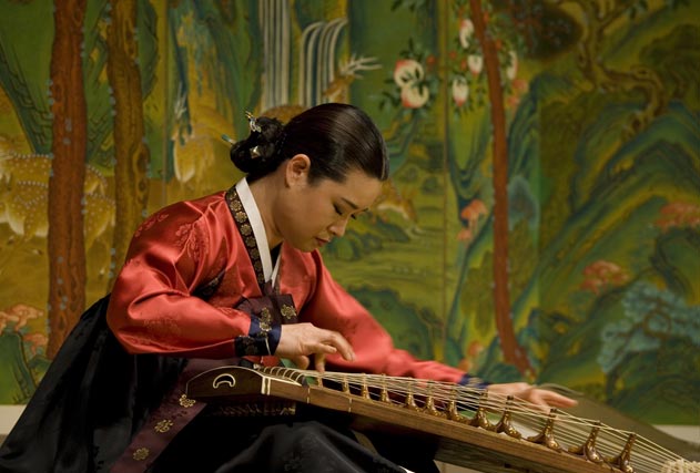 Ji Aeri playing the kayagum