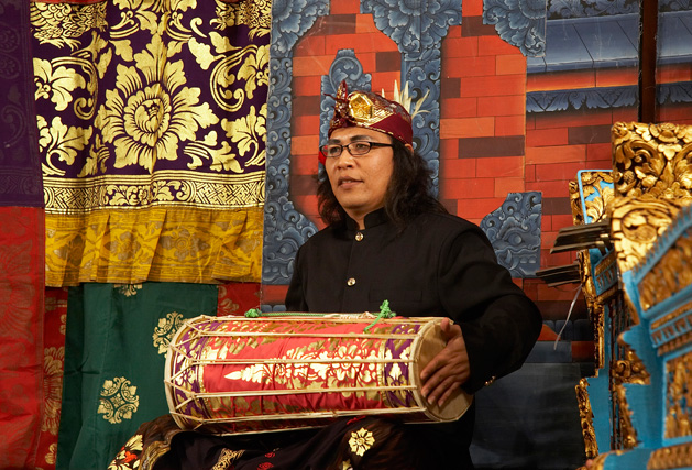 I Nyoman Suadin on kendang