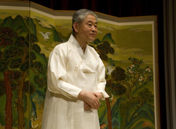 Hwang Byungki standing